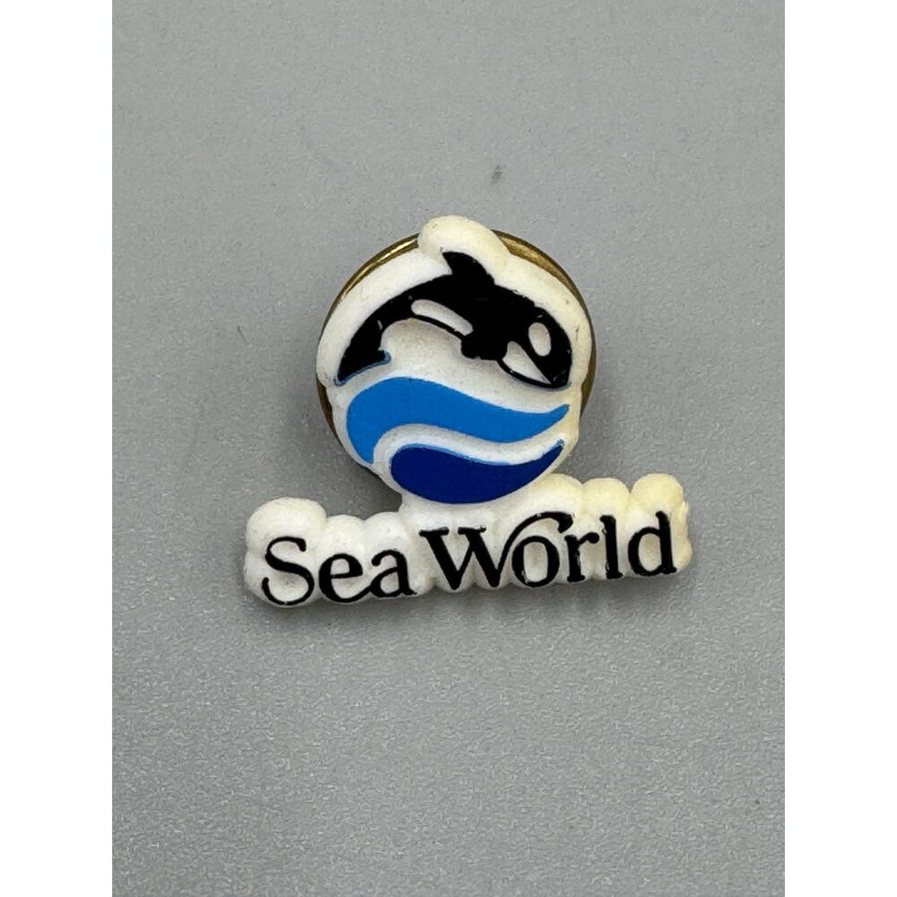 Vintage SeaWorld Sea World Shamu Small Plastic Lapel Pin